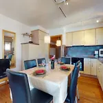 Stunning With Mountain View Apartman